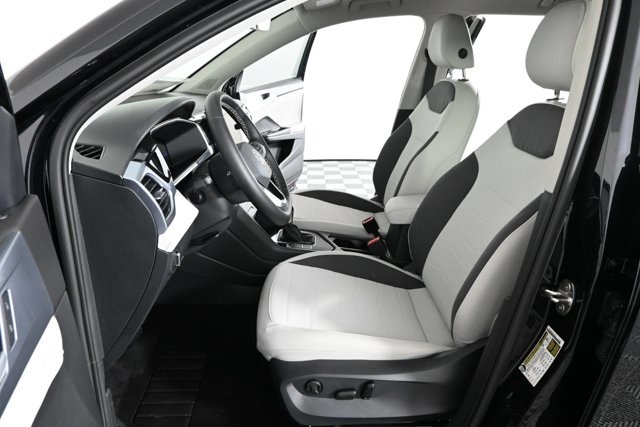 2025 Volkswagen Taos SE photo 17
