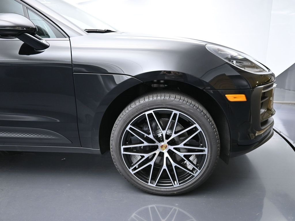 2026 Porsche Macan T photo 17