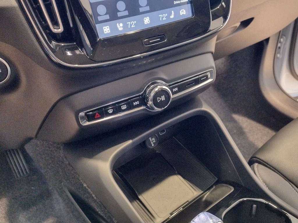 2026 VOLVO XC40 - Image 15