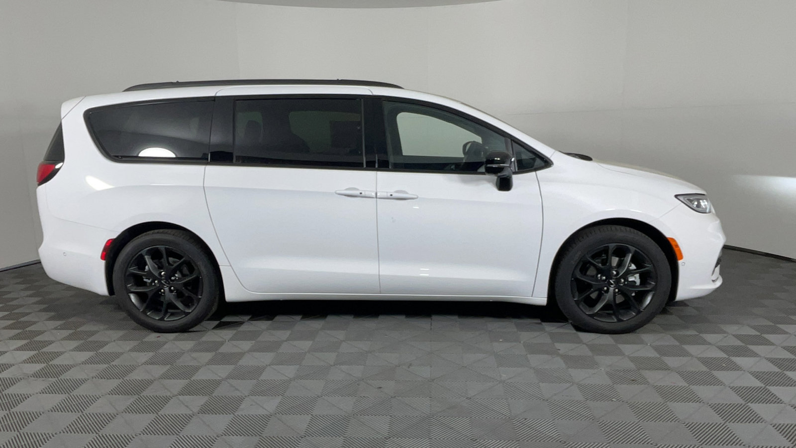 2025 Chrysler Pacifica Limited photo 3
