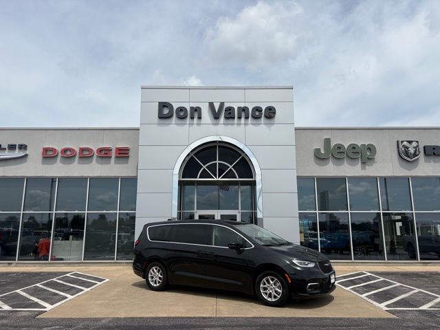 2023 Chrysler Pacifica Touring L's photo