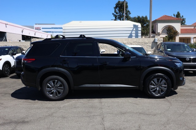 2025 Nissan Pathfinder SV photo 2