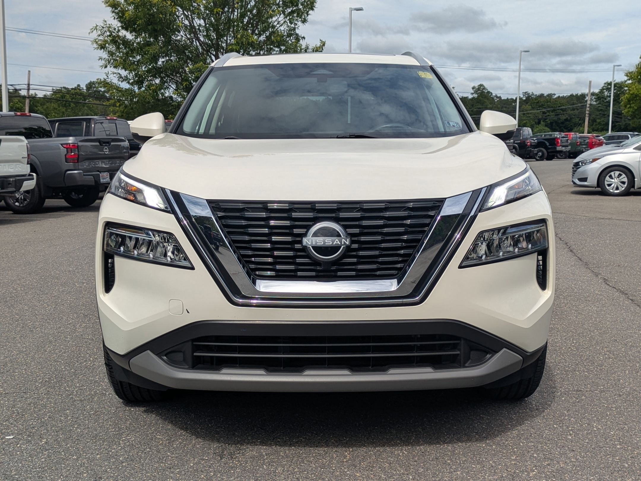 2022 Nissan Rogue SV photo 2
