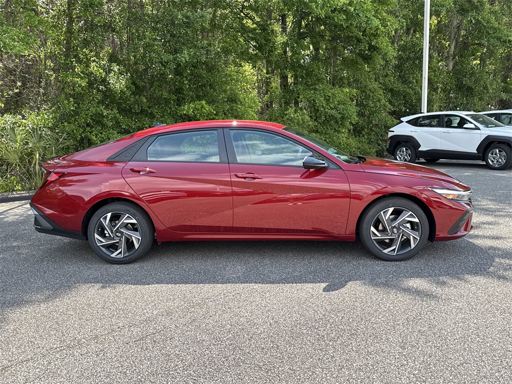 2025 Hyundai Elantra SEL Sport photo 2