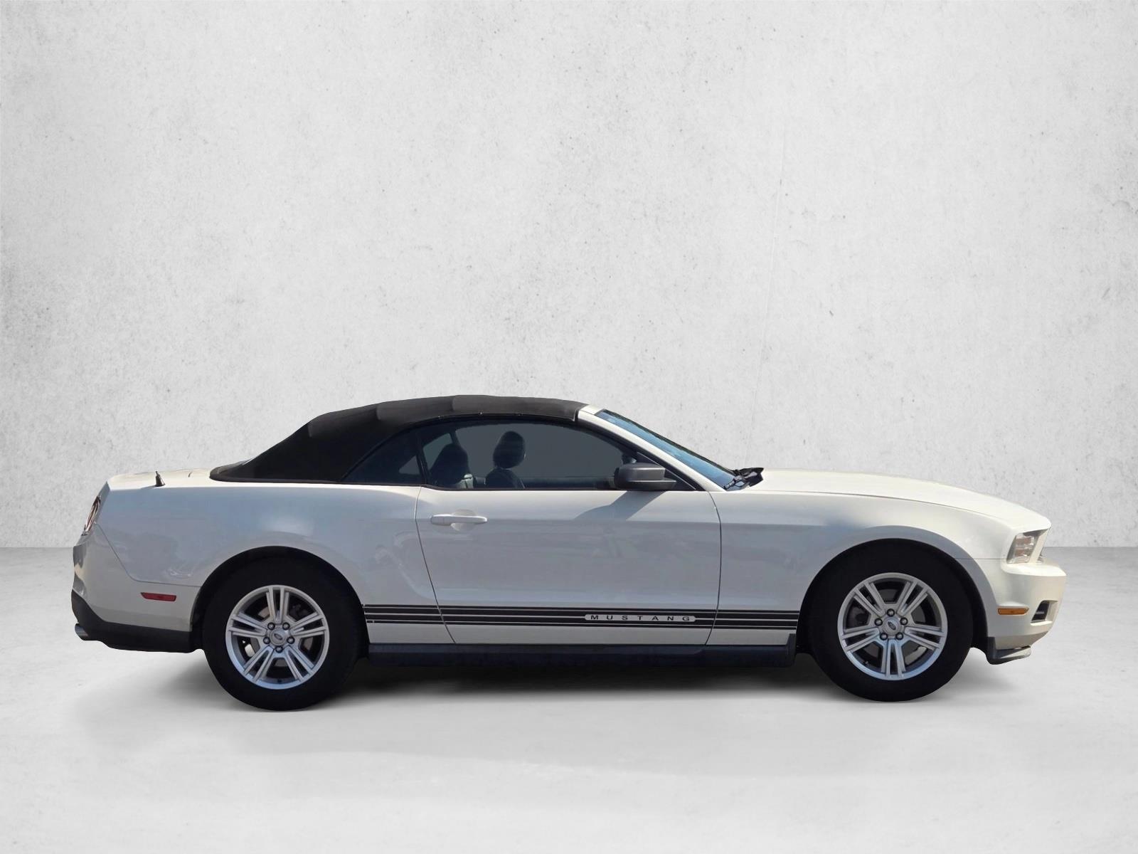 2012 Ford Mustang V6 Convertible photo 4