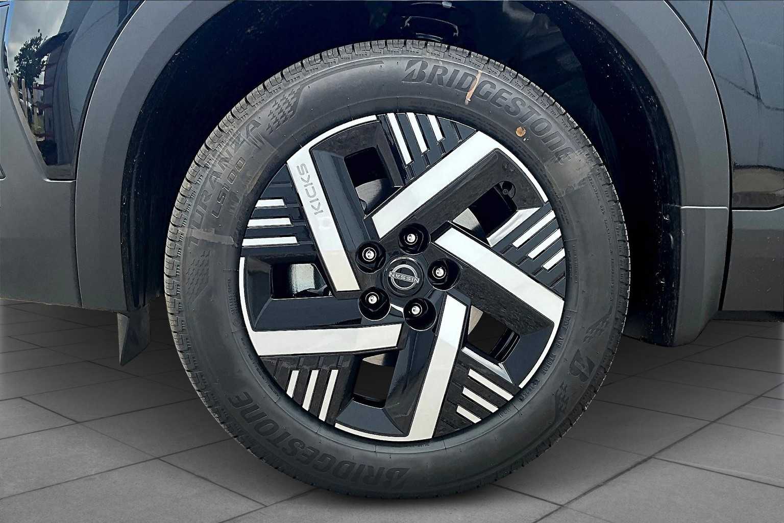 2025 Nissan Kicks SV photo 9