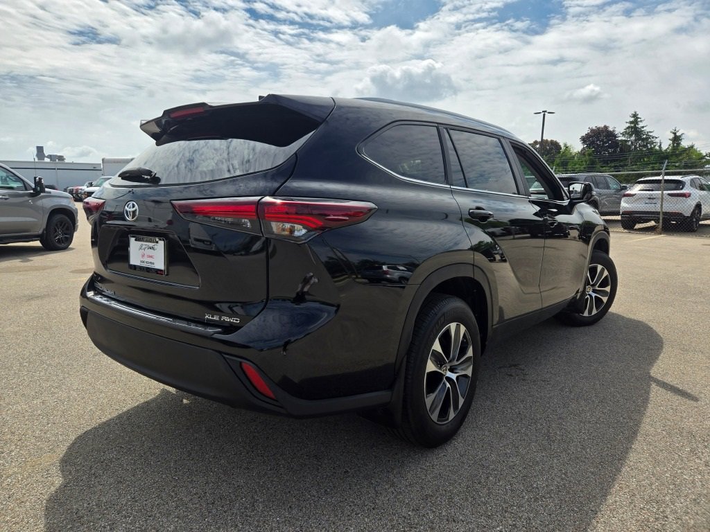 2024 Toyota Highlander LE photo 12