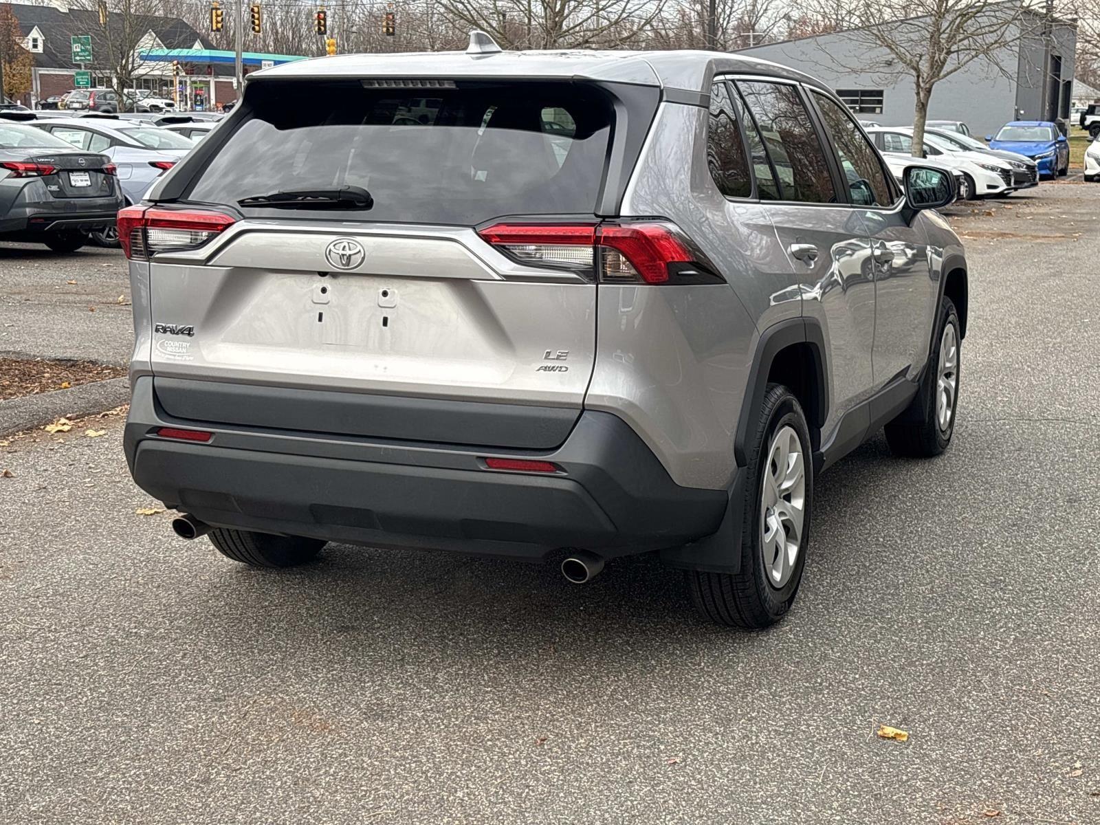 2022 Toyota RAV4 LE photo 4