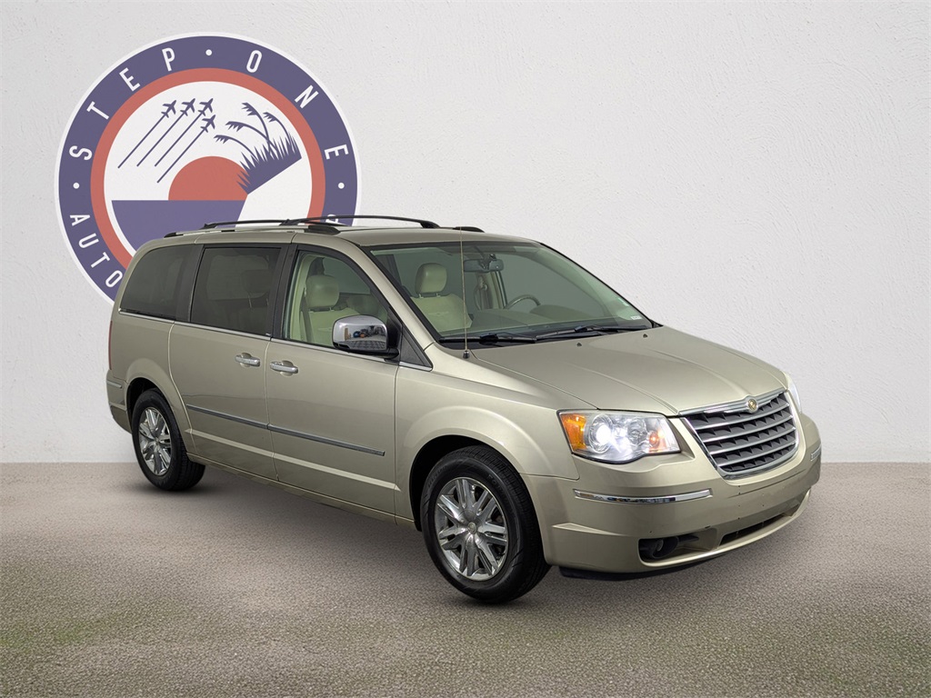 2008 Chrysler Town & Country Limited photo 2