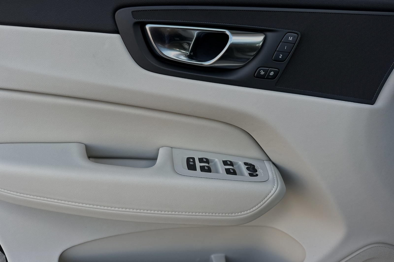 2025 Volvo XC60 Plus photo 8