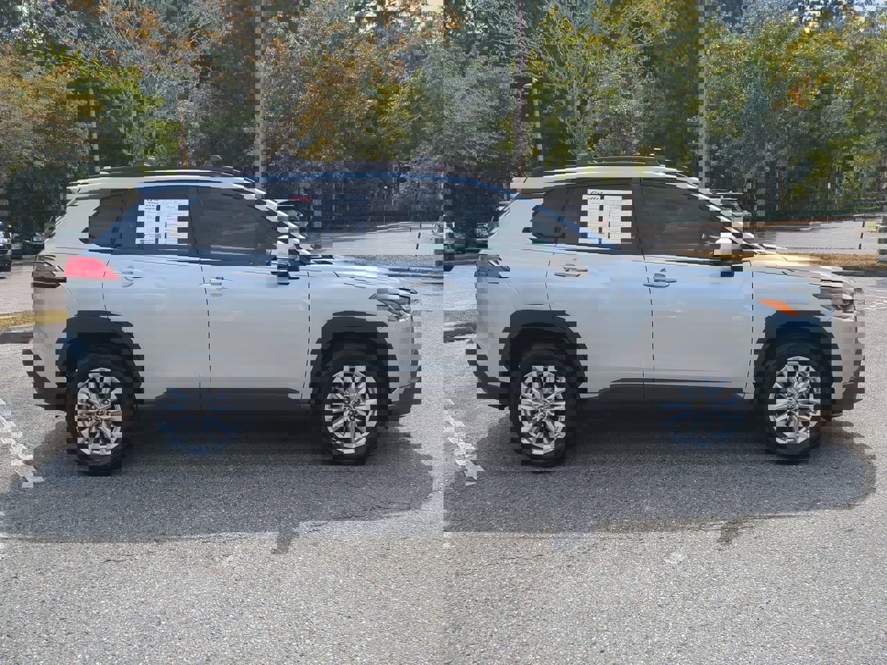 2022 Toyota Corolla Cross LE photo 3