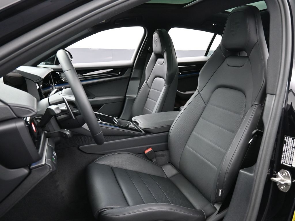 2025 Porsche Panamera 4 photo 4