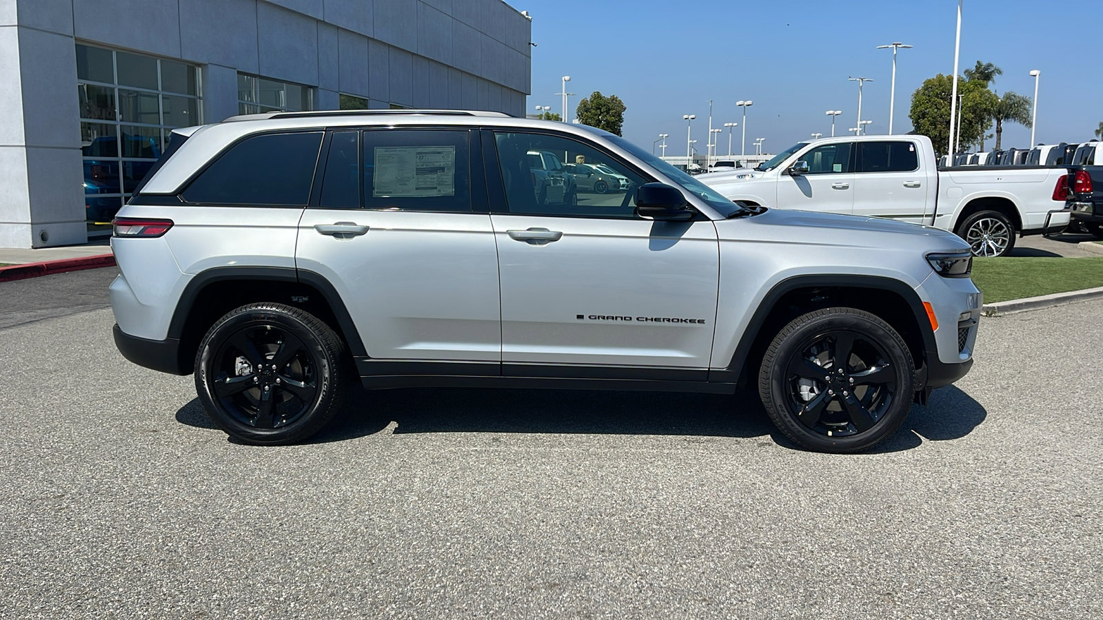 2025 Jeep Grand Cherokee Limited photo 3