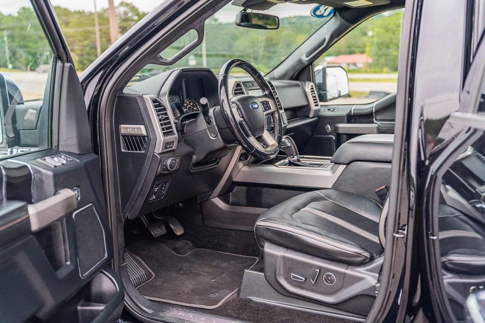 2018 Ford F-150 Platinum photo 17