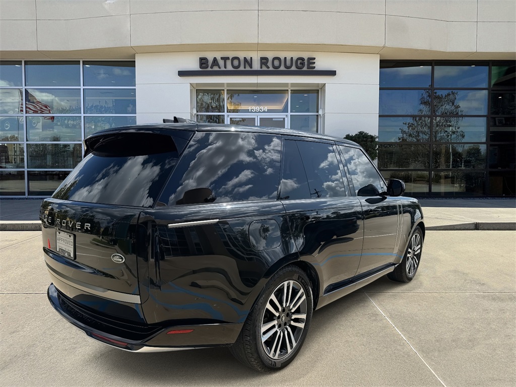 2023 Land Rover Range Rover SE photo 3