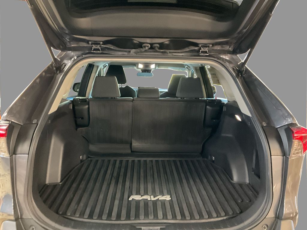 2022 Toyota RAV4 LE photo 12
