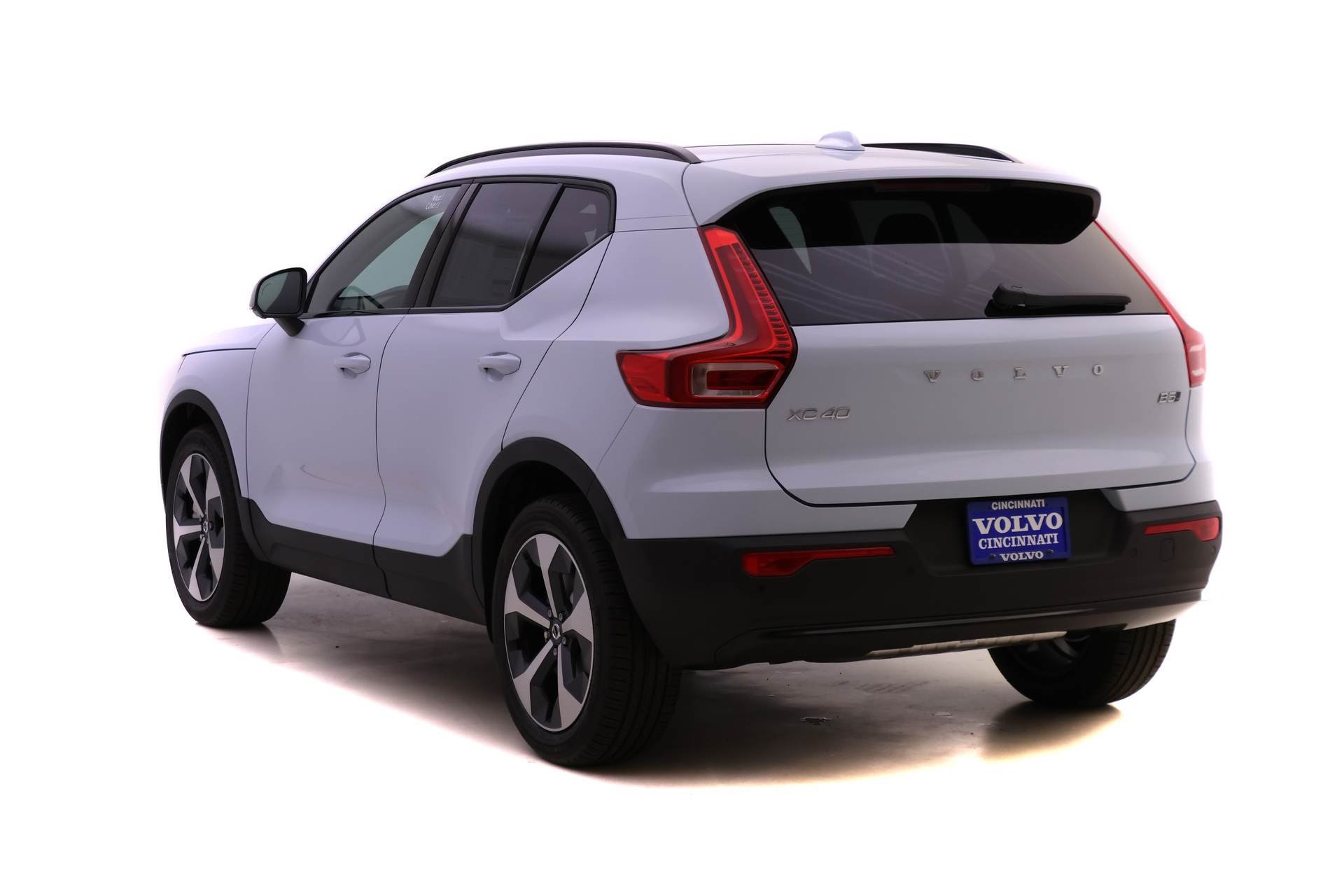 2026 Volvo XC40 Plus photo 3
