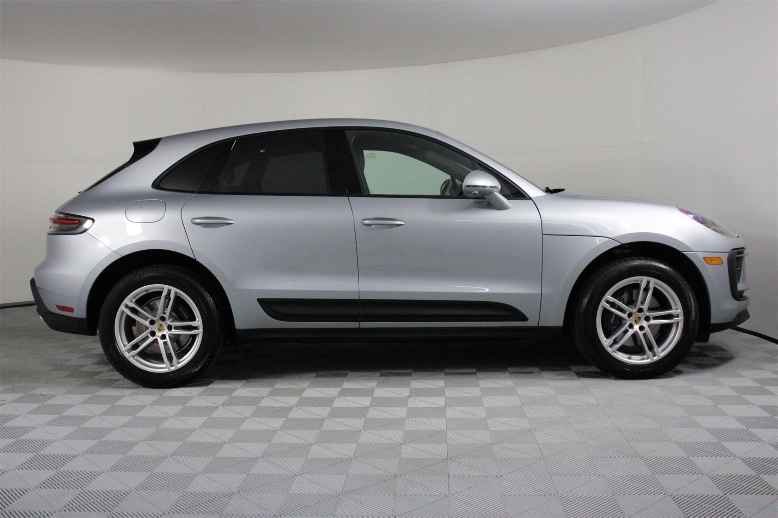 2025 Porsche Macan photo 8
