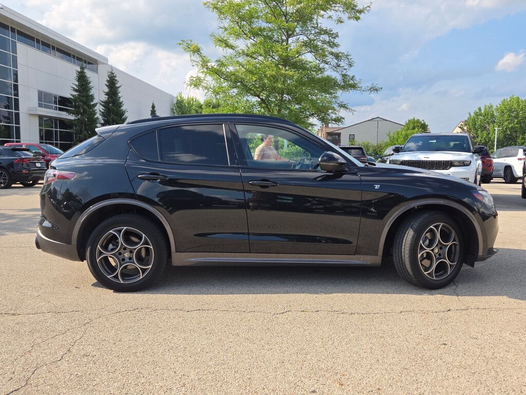 2024 Alfa Romeo Stelvio Ti photo 5