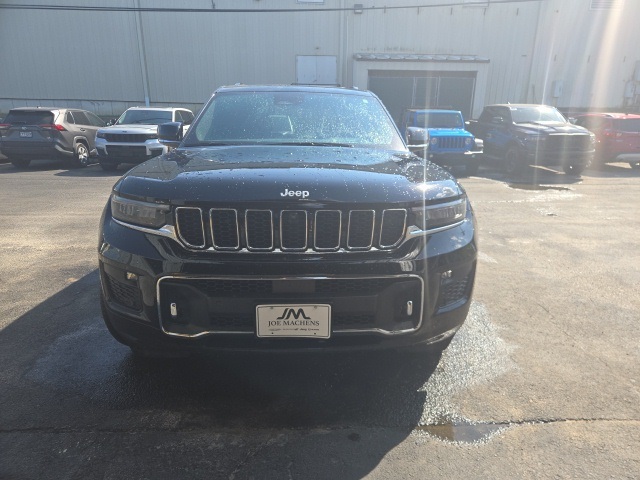 2024 Jeep Grand Cherokee Overland photo 2