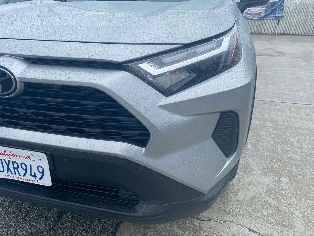 2024 Toyota RAV4 XLE photo 32