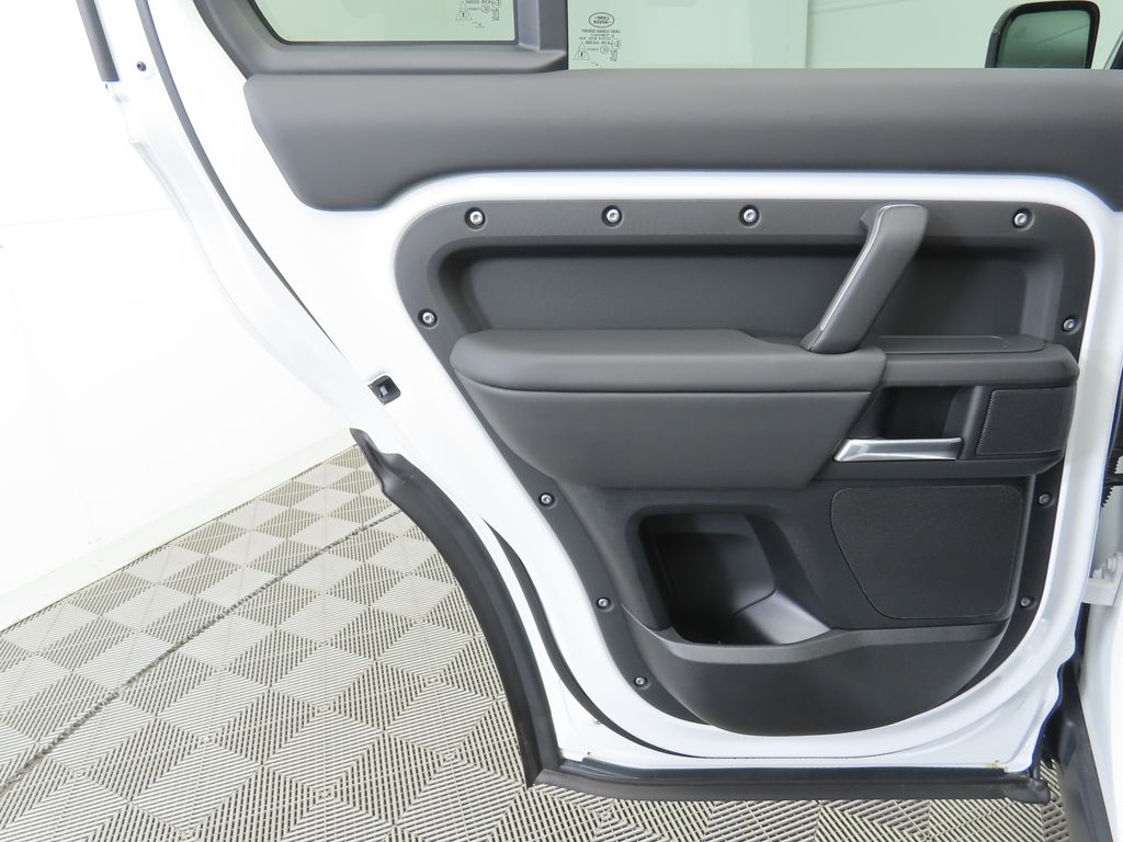 2025 Land Rover Defender 110 S photo 24