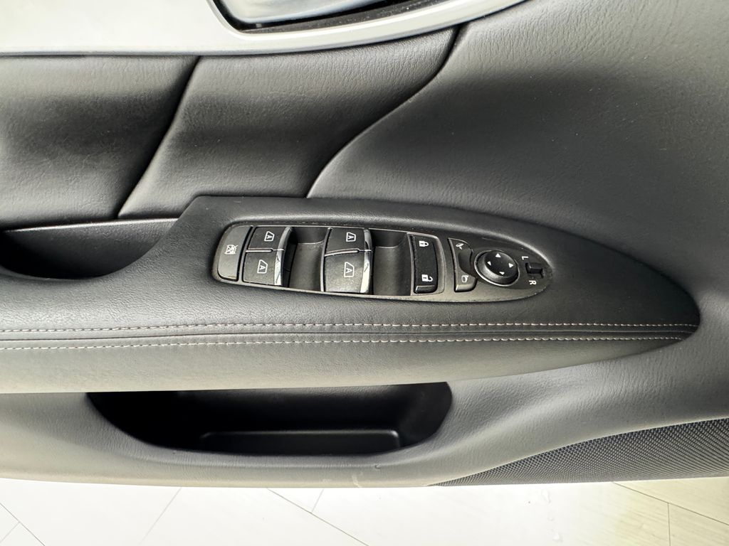 2019 Infiniti Q70 photo 32