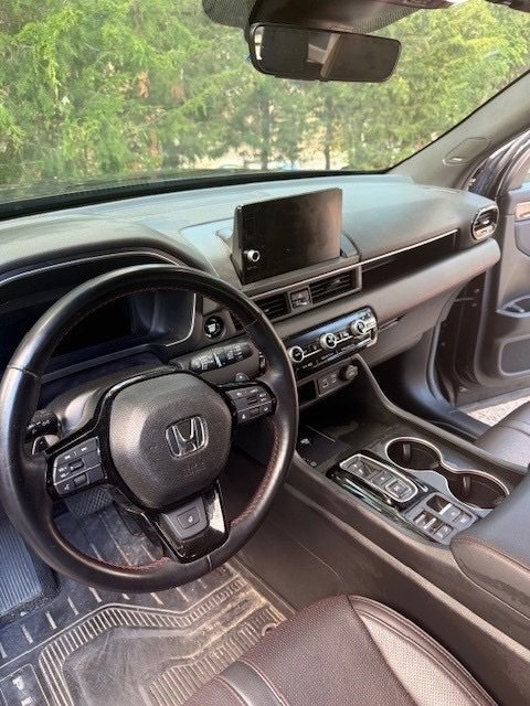 2025 Honda Pilot Black Edition photo 6