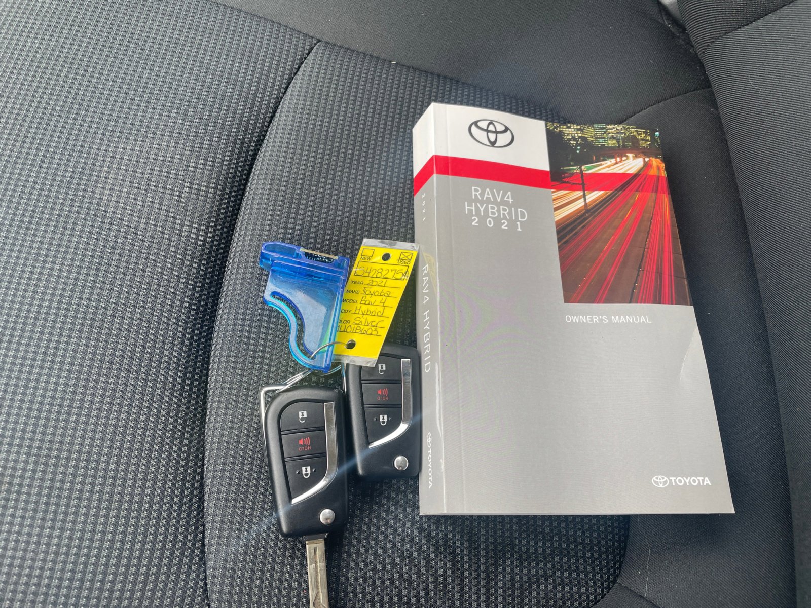 2021 Toyota RAV4 Hybrid LE photo 4