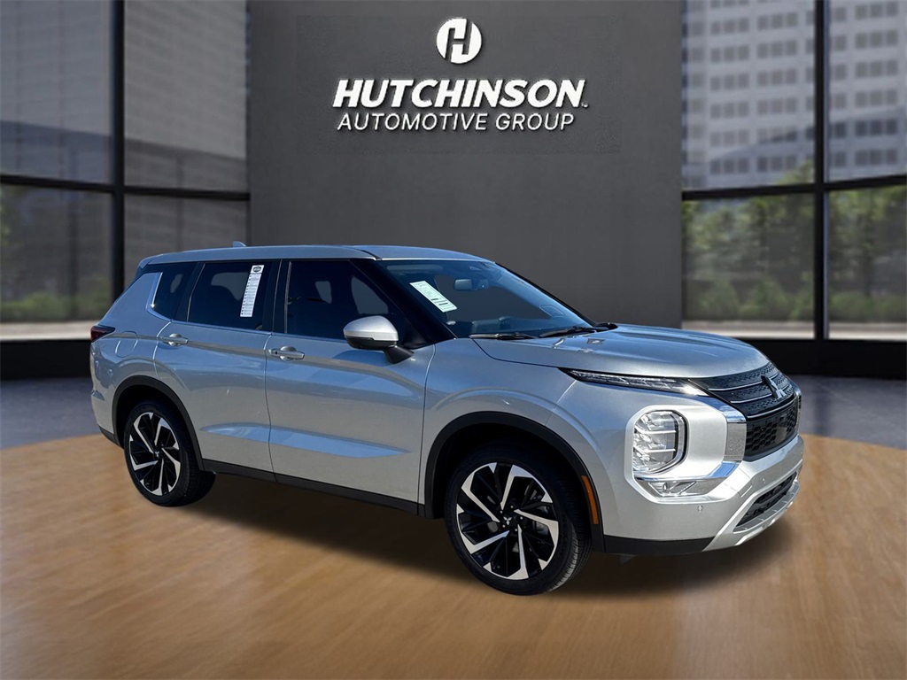 2024 Mitsubishi Outlander SE's photo