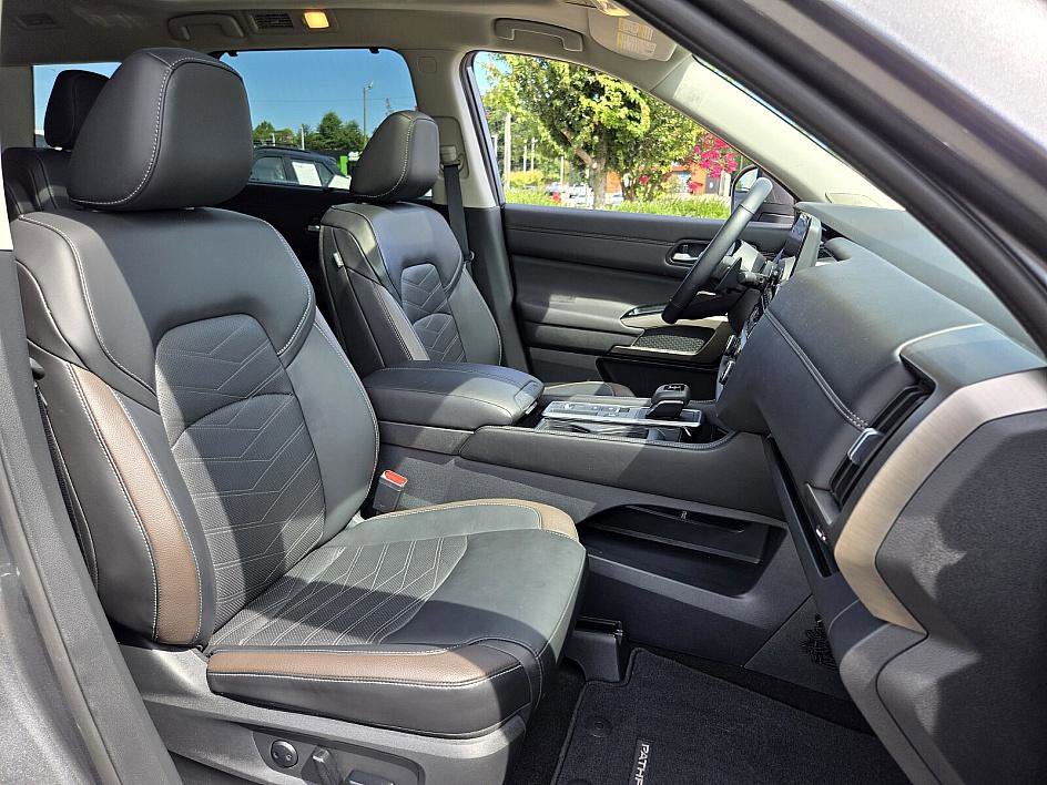 2024 Nissan Pathfinder Platinum photo 12