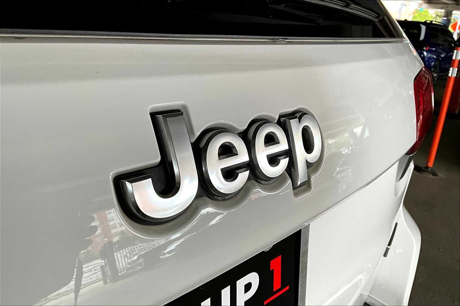2017 Jeep Grand Cherokee Summit photo 28