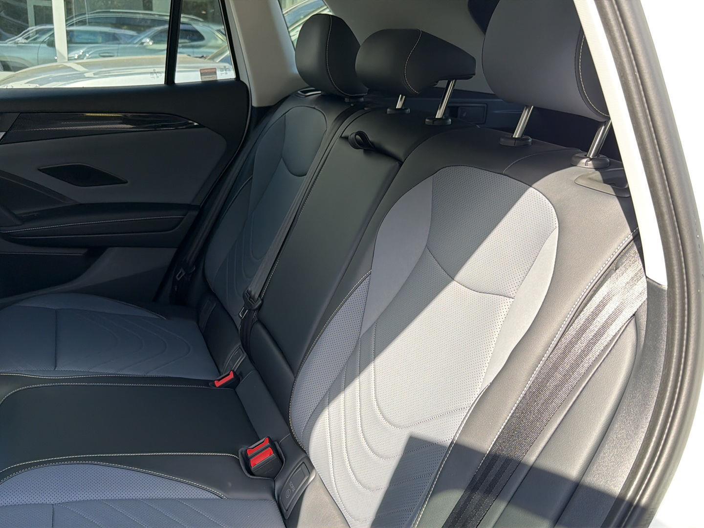 2025 Volkswagen Tiguan SE photo 22