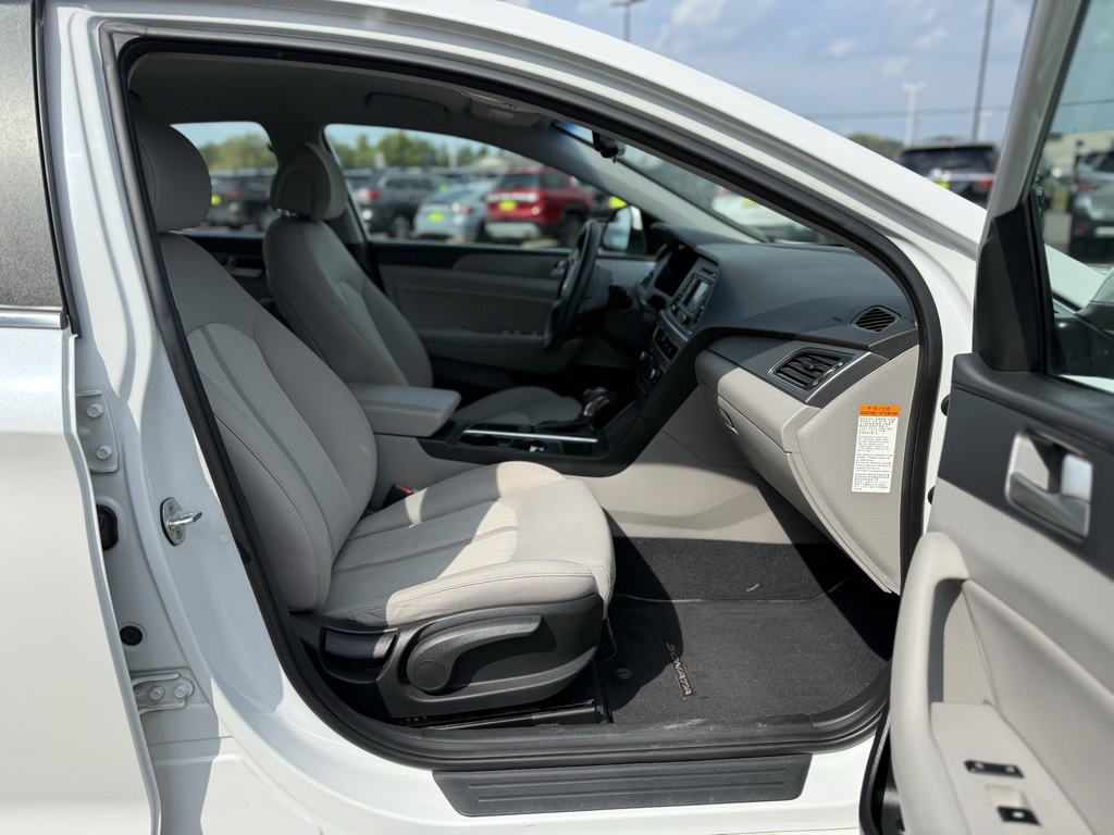 2016 Hyundai Sonata SE Hybrid photo 8