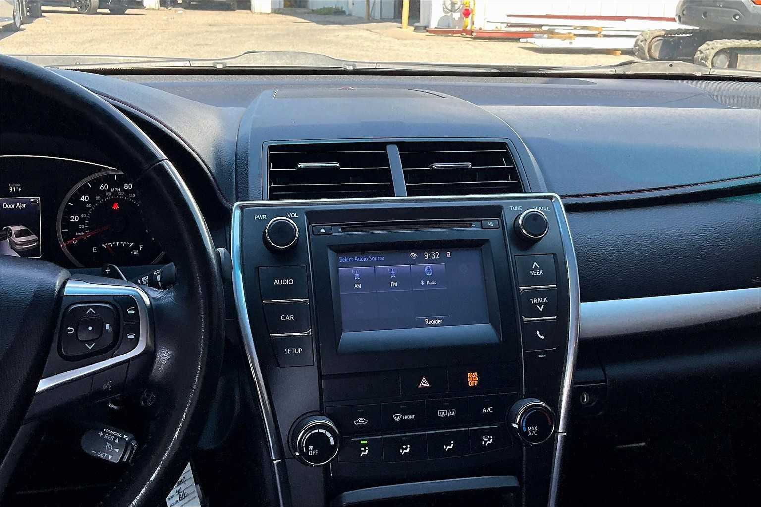 2016 Toyota Camry SE photo 6