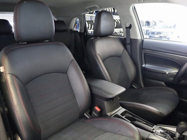 2024 Mitsubishi Outlander Sport SE photo 3