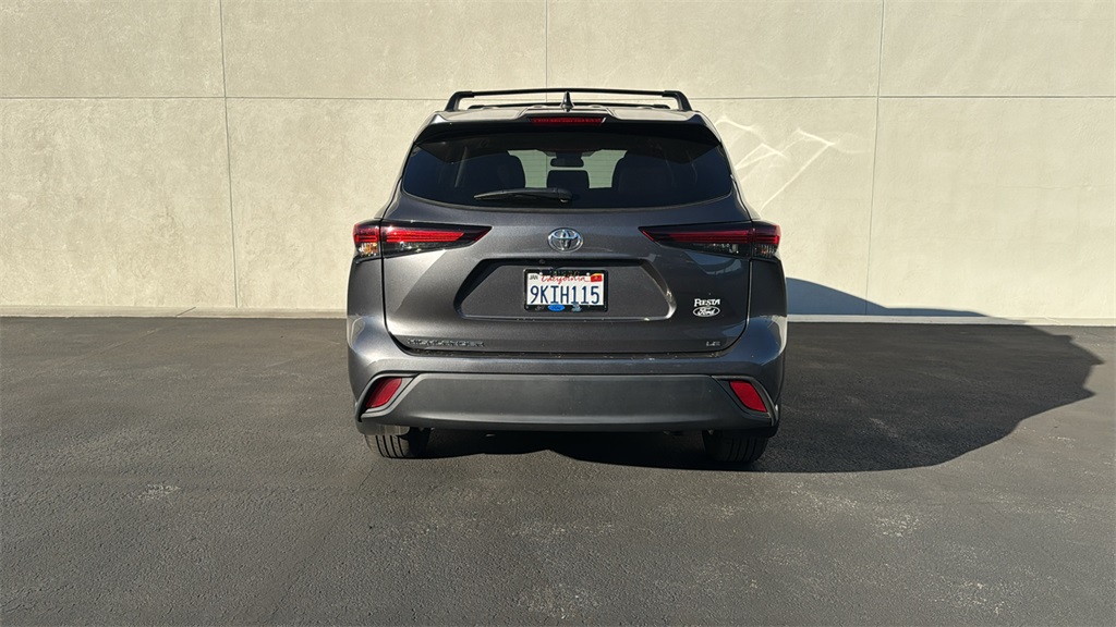 2024 Toyota Highlander LE photo 3