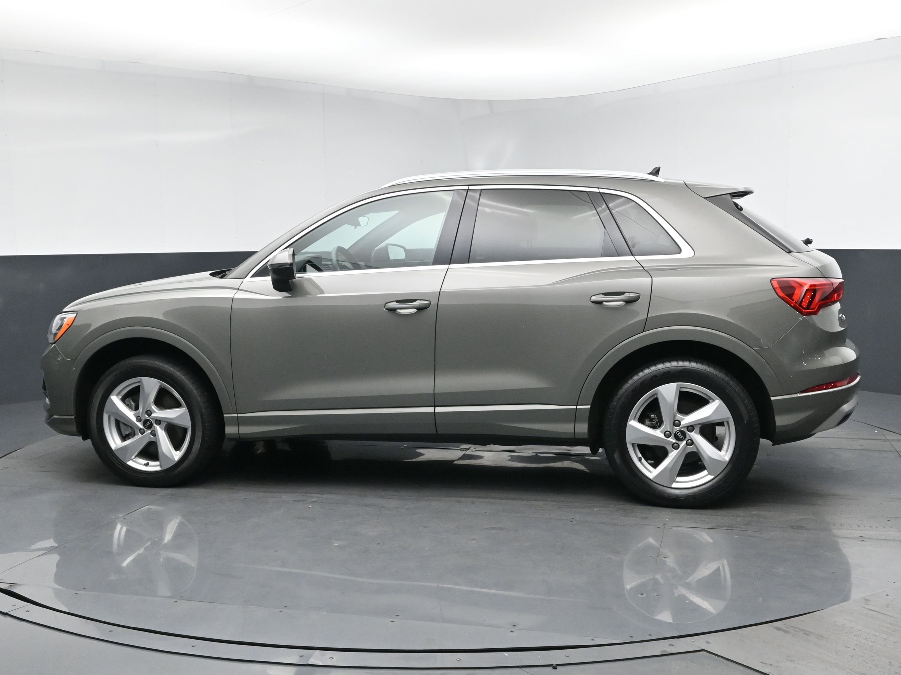 2021 Audi Q3 Premium photo 3