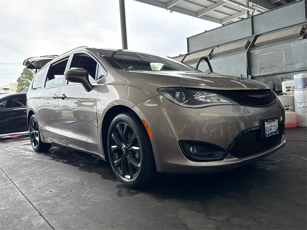 2018 Chrysler Pacifica Touring Plus photo 2