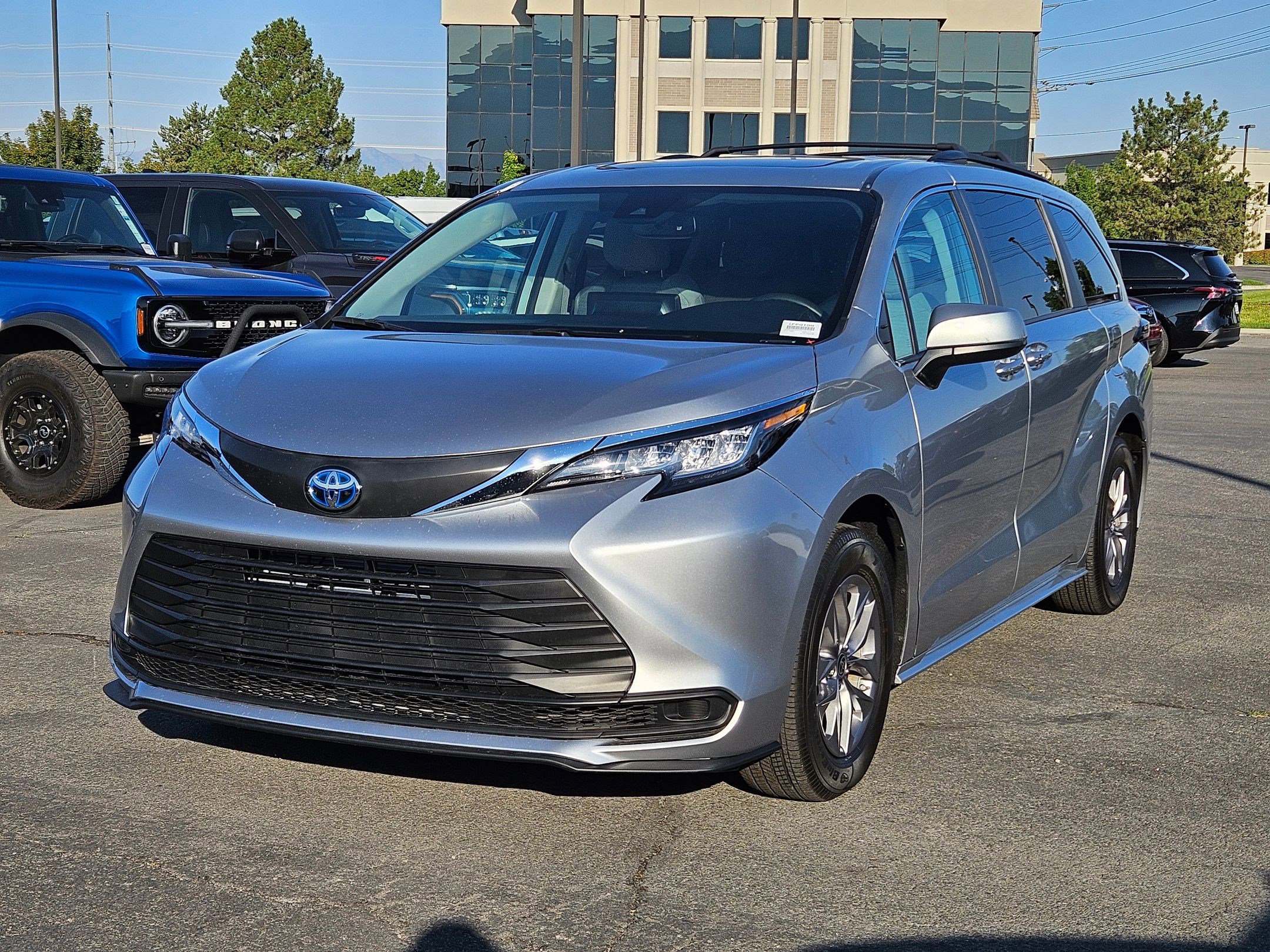 2023 Toyota Sienna LE photo 7