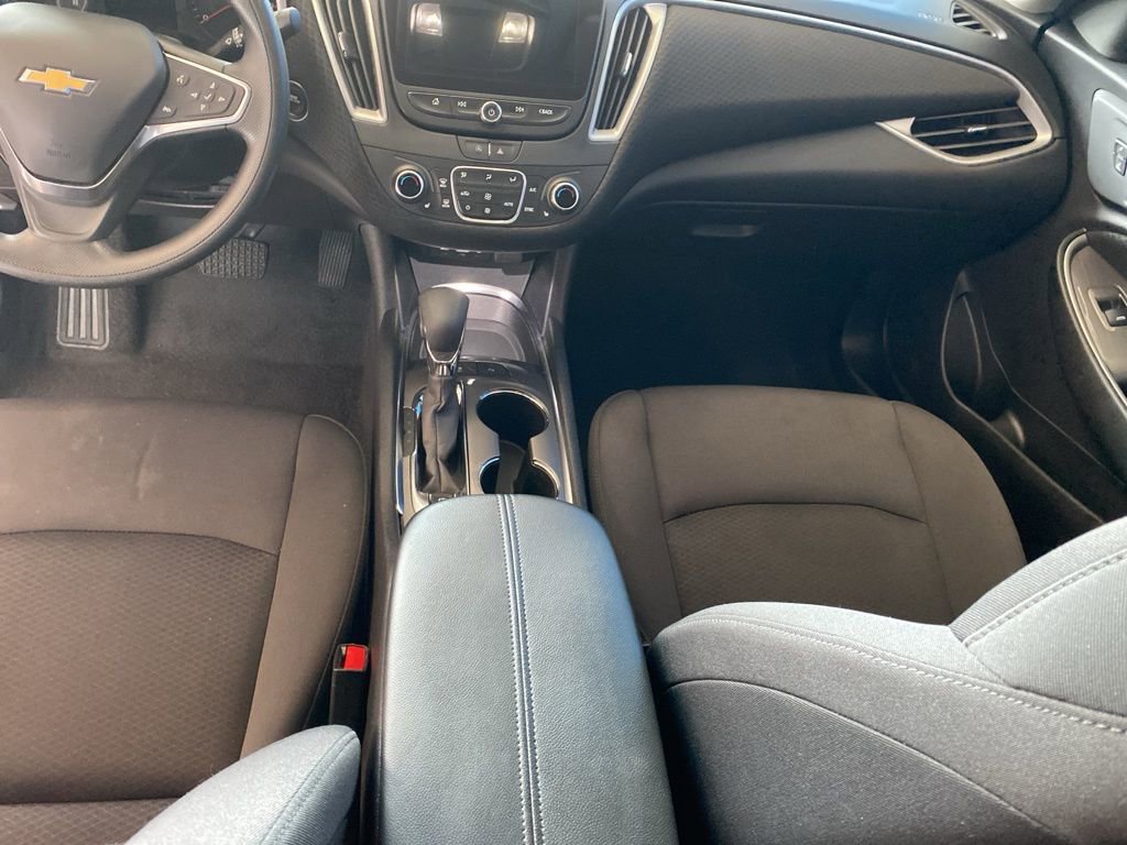 2025 Chevrolet Malibu 1LT photo 2