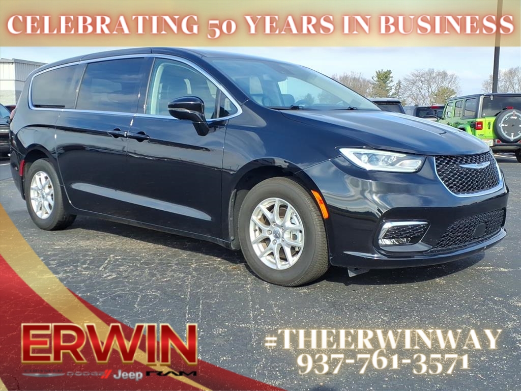 2024 Chrysler Pacifica Touring L's photo