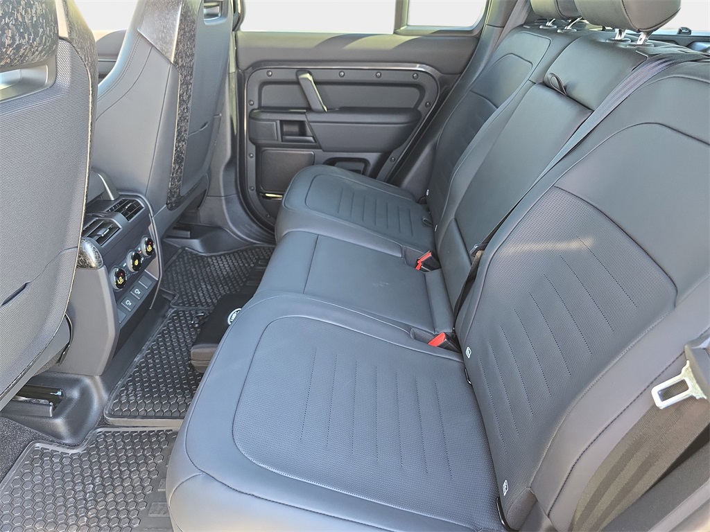 2025 Land Rover Defender 110 V8 photo 13