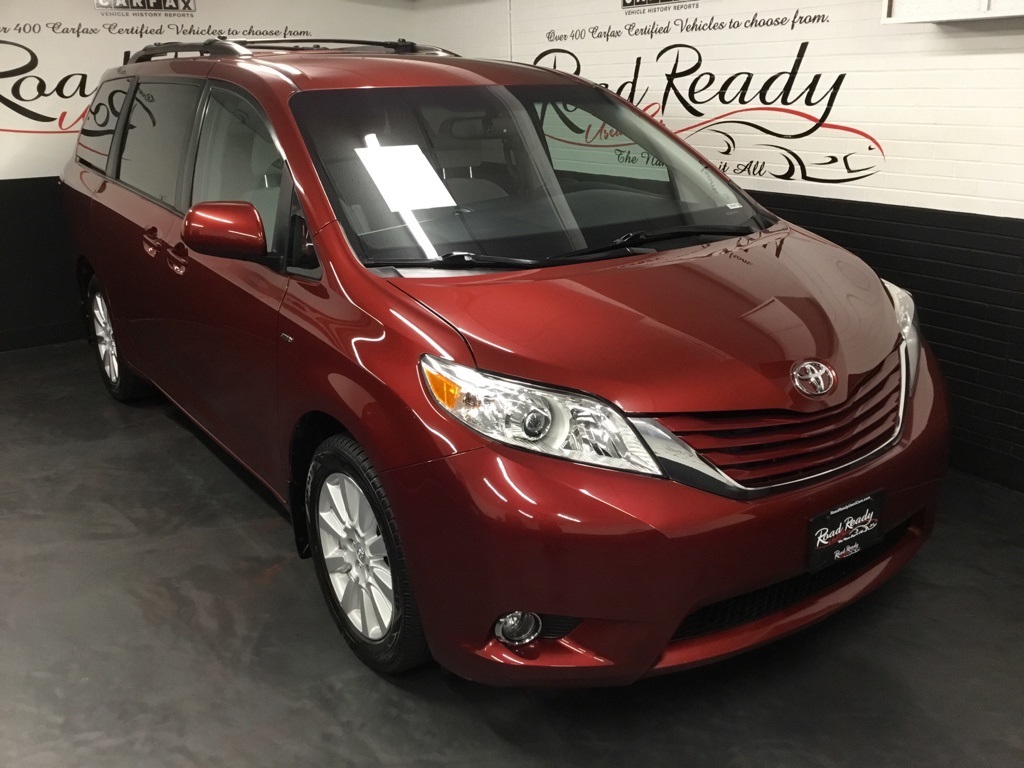 2017 Toyota Sienna LE photo 2