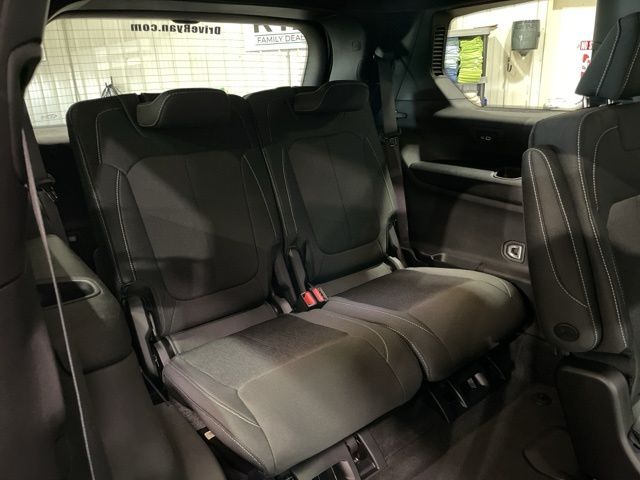 2025 Jeep Grand Cherokee Laredo Altitude photo 29