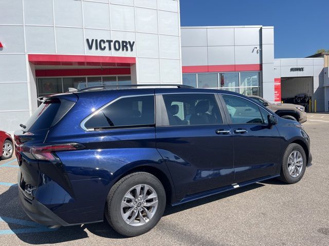 2024 Toyota Sienna XLE photo 4