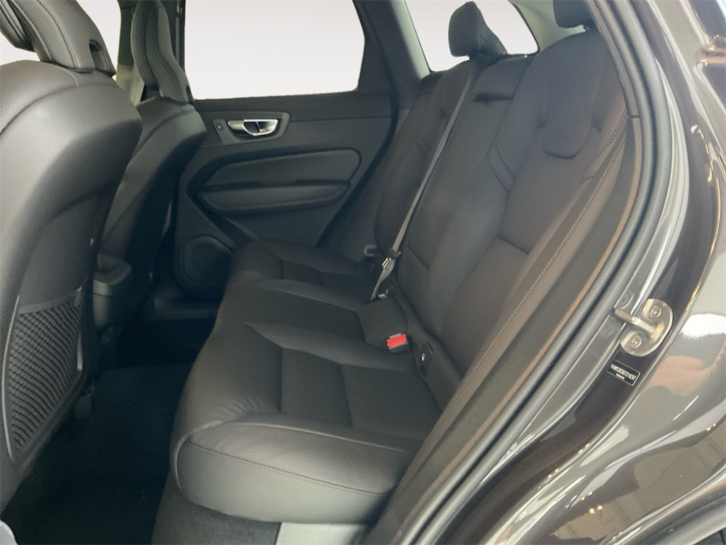 2025 Volvo XC60 B5 Plus photo 12