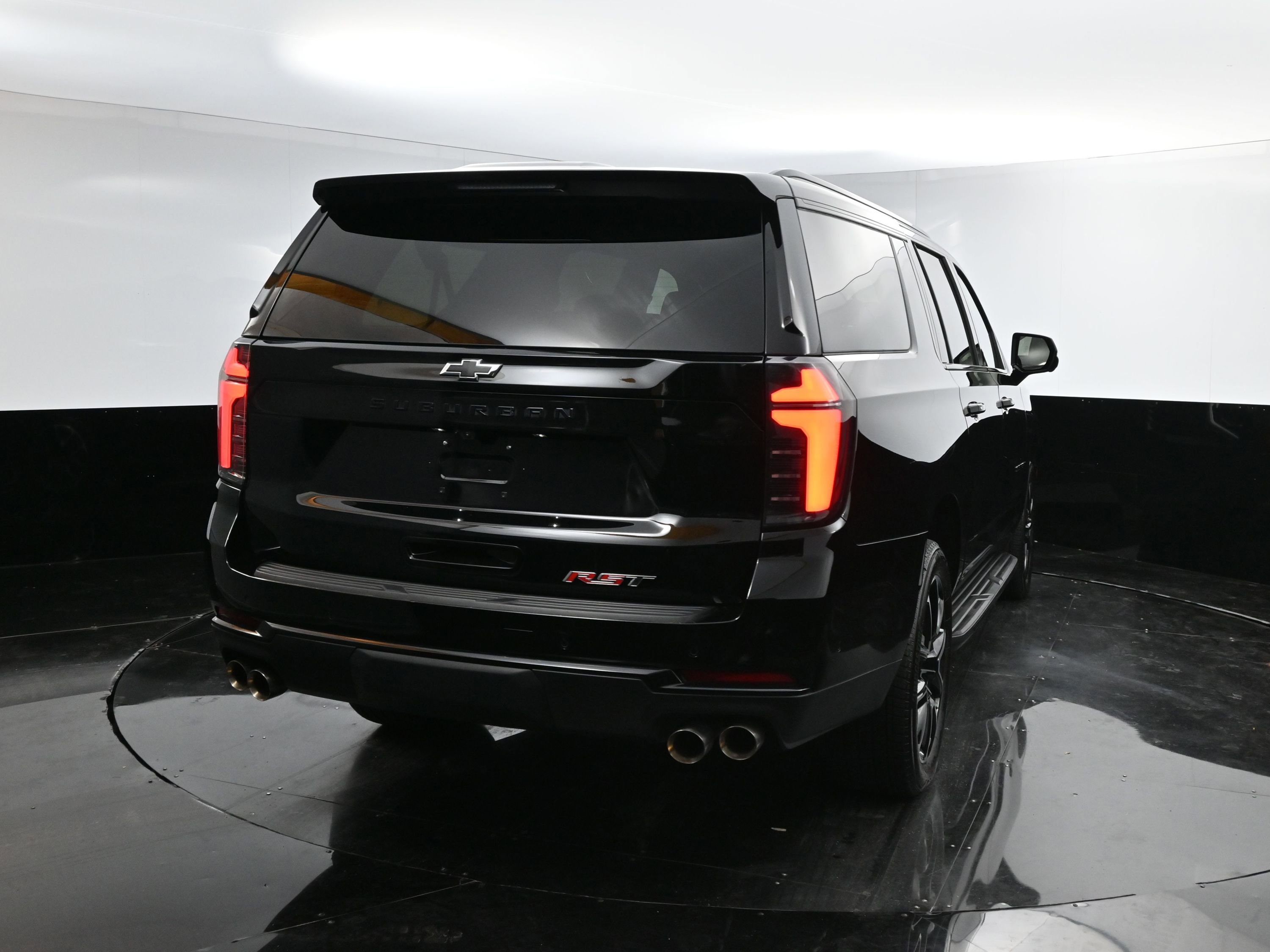 2025 Chevrolet Suburban RST photo 4