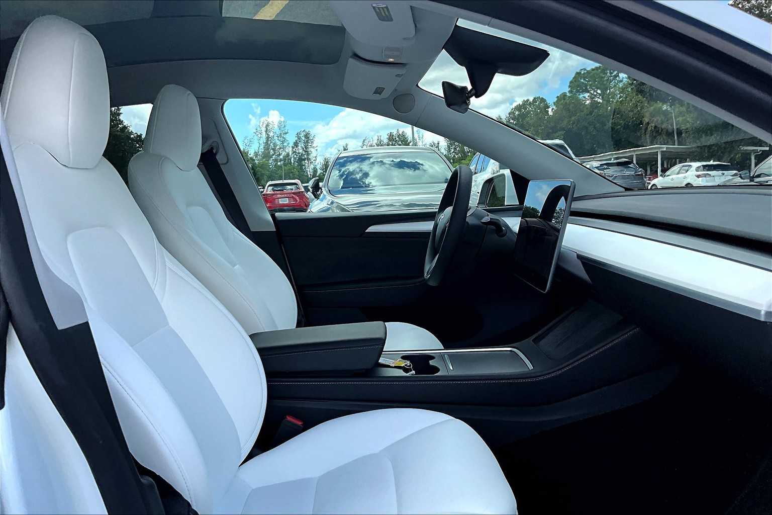 2024 Tesla Model Y Long Range photo 8