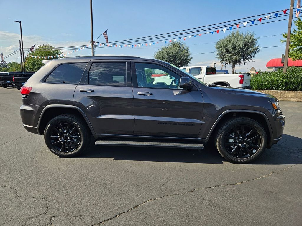 2019 Jeep Grand Cherokee Laredo Altitude photo 6